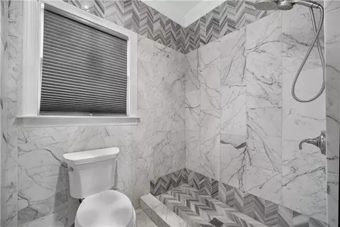 Bath - 8190 Royal Troon Dr, Duluth, GA 30097 photo 5 of 8
