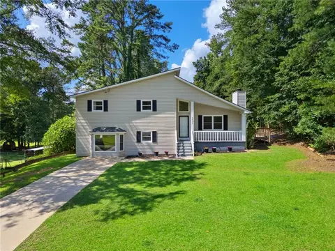 4533 Cresant Ln, Douglasville, GA 30135