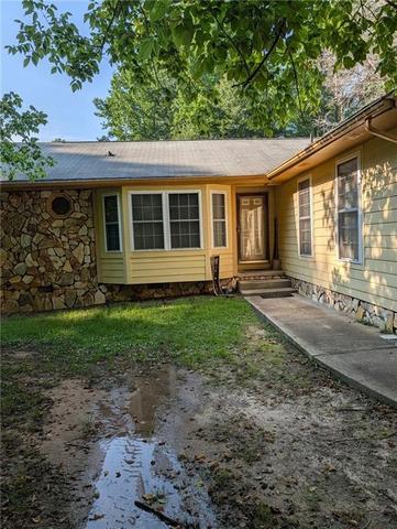 30 Price Dr W, Locust Grove, GA 30248