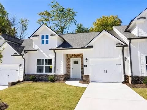 28 Village Ct, Cleveland, GA 30528
