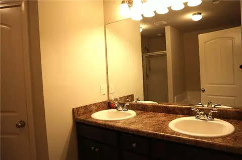Bath - 1740 Snapping Ct, Winder, GA 30680 photo 2 of 3