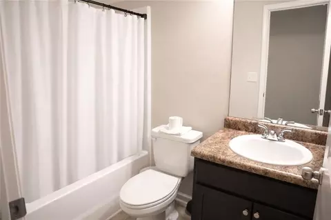 Bath - 1740 Snapping Ct, Winder, GA 30680 photo 3 of 3