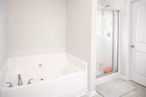 Bath - 1740 Snapping Ct, Winder, GA 30680 photo 1 of 2