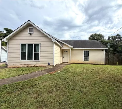 955 Pinecrest Dr, Forest Park, GA 30297