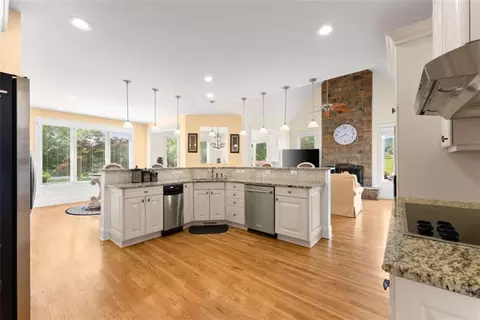 526 Orchard Dr, Clarkesville, GA 30523 photo 9