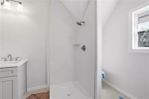 Bath - 109 Grove Park Dr, Cornelia, GA 30531 photo 5 of 7