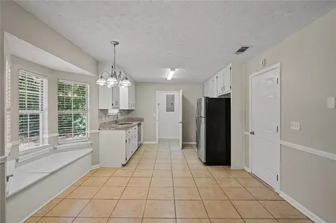 560 E Country Woods Dr, Covington, GA 30016 photo 5