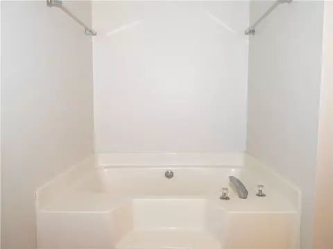 Bath - 1860 Pinehurst View Dr, Grayson, GA 30017 photo 5 of 6