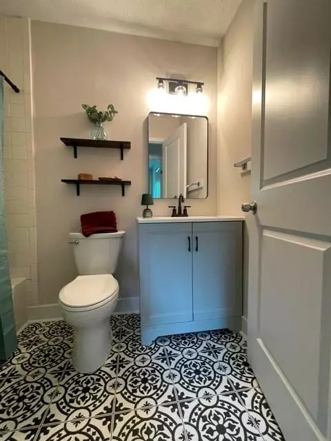Bath - 852 Pine Shadow Ln, Winder, GA 30680 photo 5 of 7
