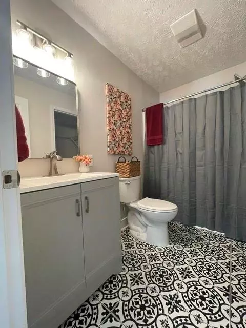 Bath - 852 Pine Shadow Ln, Winder, GA 30680 photo 3 of 7