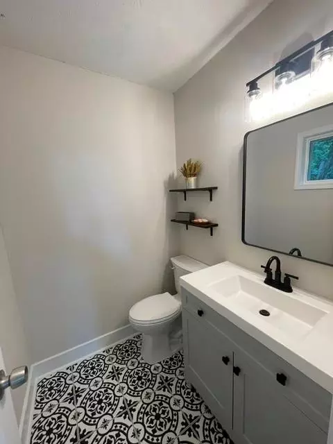 Bath - 852 Pine Shadow Ln, Winder, GA 30680 photo 6 of 7