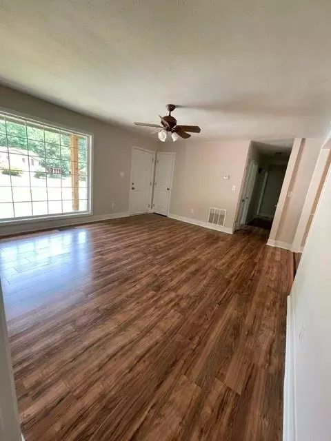 Living - 852 Pine Shadow Ln, Winder, GA 30680 photo 2 of 3