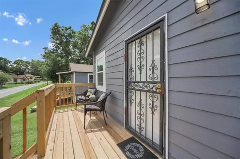 Exterior - 242 Jackson St, Barnesville, GA 30204 photo 2 of 3