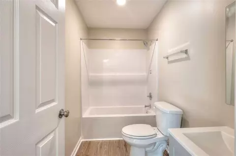 Bath - 407 Wall St, Monroe, GA 30655 photo 2 of 3