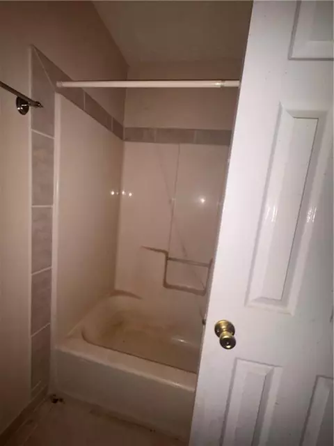Bath - 75 W Sycamore Ct, Covington, GA 30016 photo 4 of 4