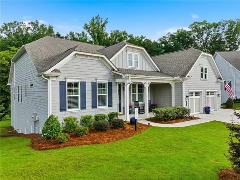 386 Kentucky Ct, Hoschton, GA 30548