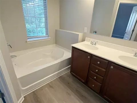 Bath - 3902 Brockenhurst Dr, Buford, GA 30519 photo 3 of 4