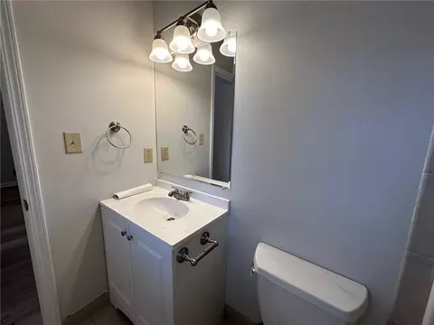 Bath - 2697 Shetland Ln, Duluth, GA 30096 photo 5 of 5