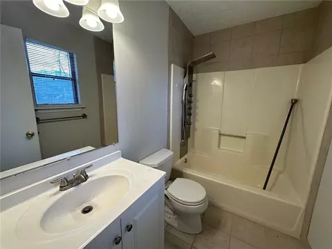 Bath - 2697 Shetland Ln, Duluth, GA 30096 photo 3 of 5