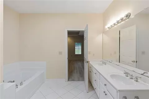 Bath - 100 Clay Ct, Tyrone, GA 30290 photo 2 of 5