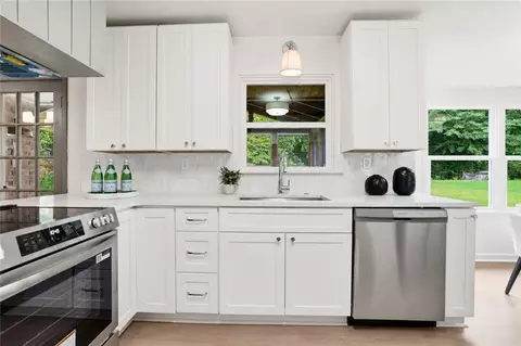 Kitchen - 2905 Red Pine Ct, Duluth, GA 30096 photo 2 of 3