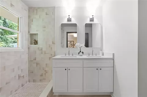 Bath - 2905 Red Pine Ct, Duluth, GA 30096 photo 1 of 4