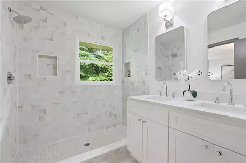 Bath - 2905 Red Pine Ct, Duluth, GA 30096 photo 2 of 4