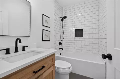 Bath - 1475 Storey Ln, Jefferson, GA 30549 photo 1 of 10