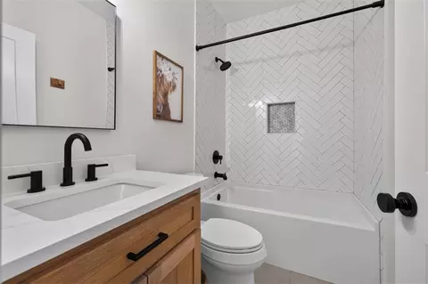 Bath - 1475 Storey Ln, Jefferson, GA 30549 photo 2 of 10