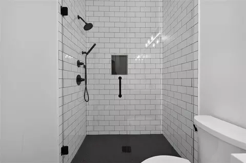 Bath - 1475 Storey Ln, Jefferson, GA 30549 photo 10 of 10