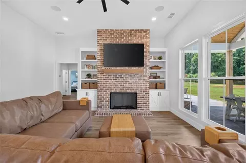 Living - 1475 Storey Ln, Jefferson, GA 30549 photo 1 of 3