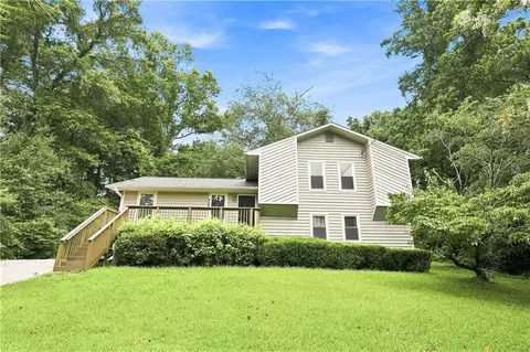 949 Falconcrest Dr, Lawrenceville, GA 30043