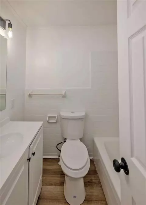Bath - 13 Brown St, Toccoa, GA 30577 photo 3 of 4