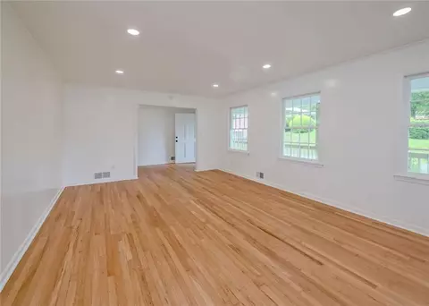 Living - 13 Brown St, Toccoa, GA 30577 photo 2 of 5