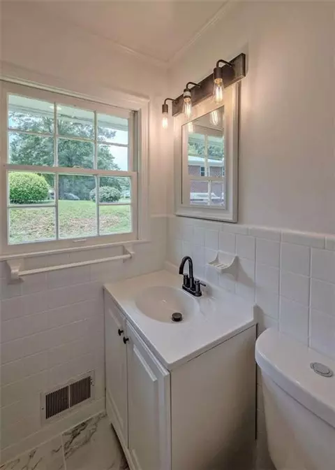 Bath - 13 Brown St, Toccoa, GA 30577 photo 2 of 4