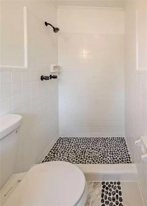 Bath - 13 Brown St, Toccoa, GA 30577 photo 1 of 4