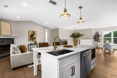 Kitchen - 305 Hunters Trce, Covington, GA 30014 photo 2 of 4