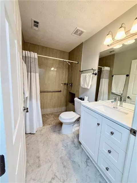 Bath - 3349 Hampton Trace Ct, Buford, GA 30519 photo 3 of 3