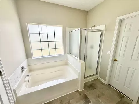 Bath - 20 Hampton Dr, Cartersville, GA 30121 photo 2 of 4