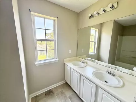 Bath - 20 Hampton Dr, Cartersville, GA 30121 photo 3 of 4