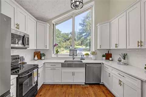 Kitchen - 594 Farmbrook Trl NE, Kennesaw, GA 30144 photo 2 of 2