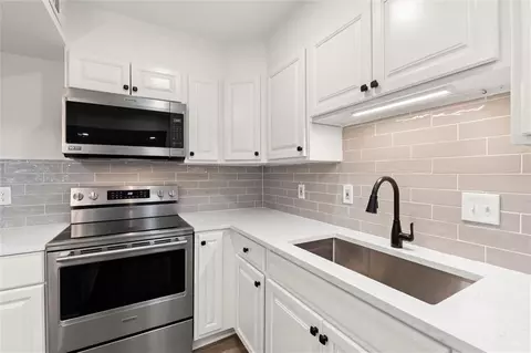 Kitchen - 4147 N Gloucester Pl, Chamblee, GA 30341 photo 3 of 3