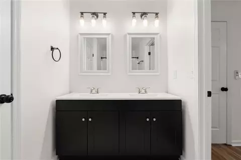 Bath - 4147 N Gloucester Pl, Chamblee, GA 30341 photo 3 of 3