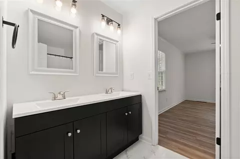 Bath - 4147 N Gloucester Pl, Chamblee, GA 30341 photo 2 of 3