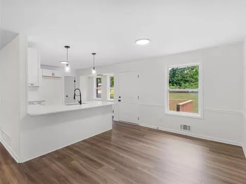 Living - 976 Hampton Locust Grove Rd, Hampton, GA 30228 photo 3 of 9