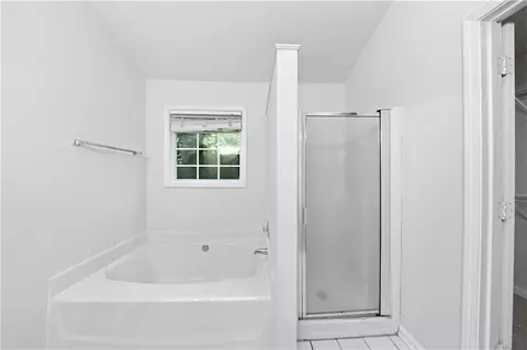 Bath - 208 Foxdale Ct, Lagrange, GA 30240 photo 2 of 6