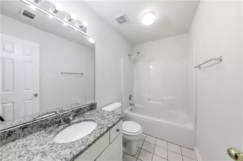 Bath - 208 Foxdale Ct, Lagrange, GA 30240 photo 4 of 6