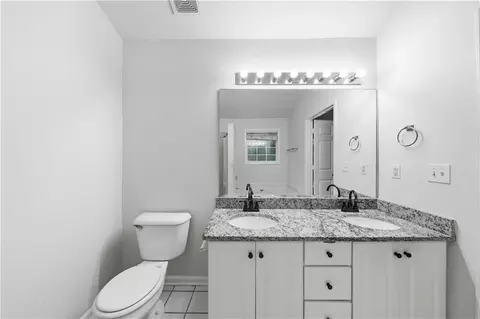 Bath - 208 Foxdale Ct, Lagrange, GA 30240 photo 3 of 6