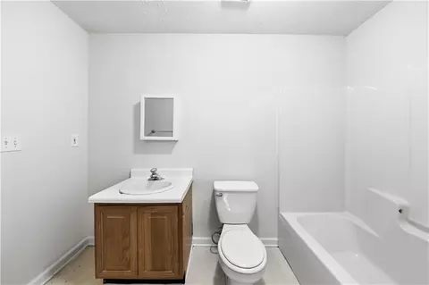 Bath - 208 Foxdale Ct, Lagrange, GA 30240 photo 5 of 6