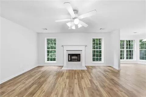 Living - 208 Foxdale Ct, Lagrange, GA 30240 photo 4 of 7